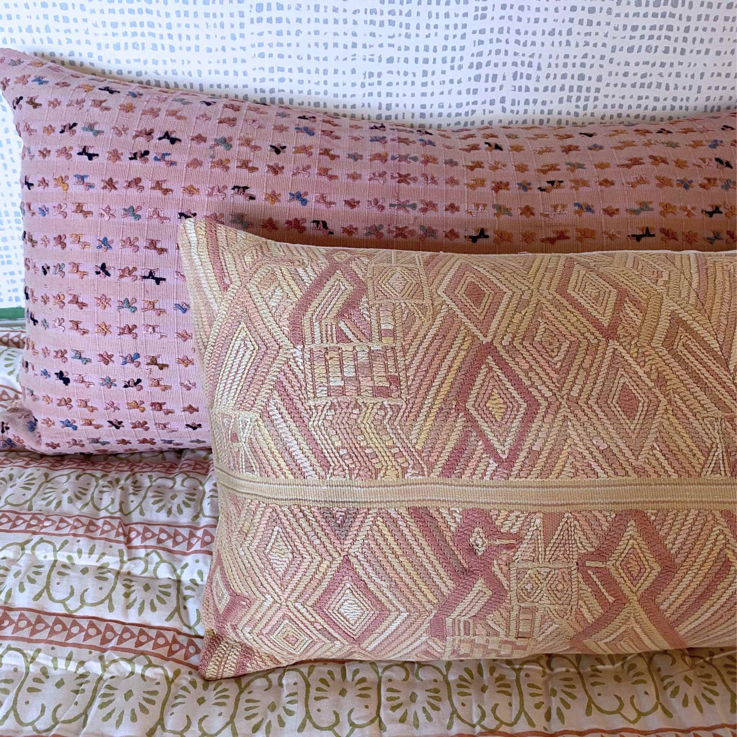 Pajaros Cushion Pale Pink