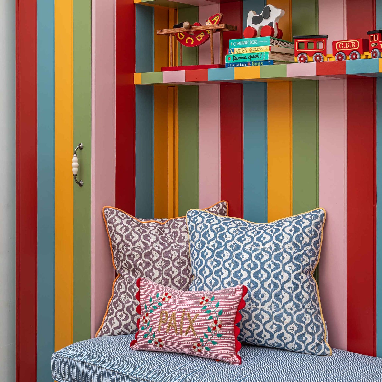 small medallion azure